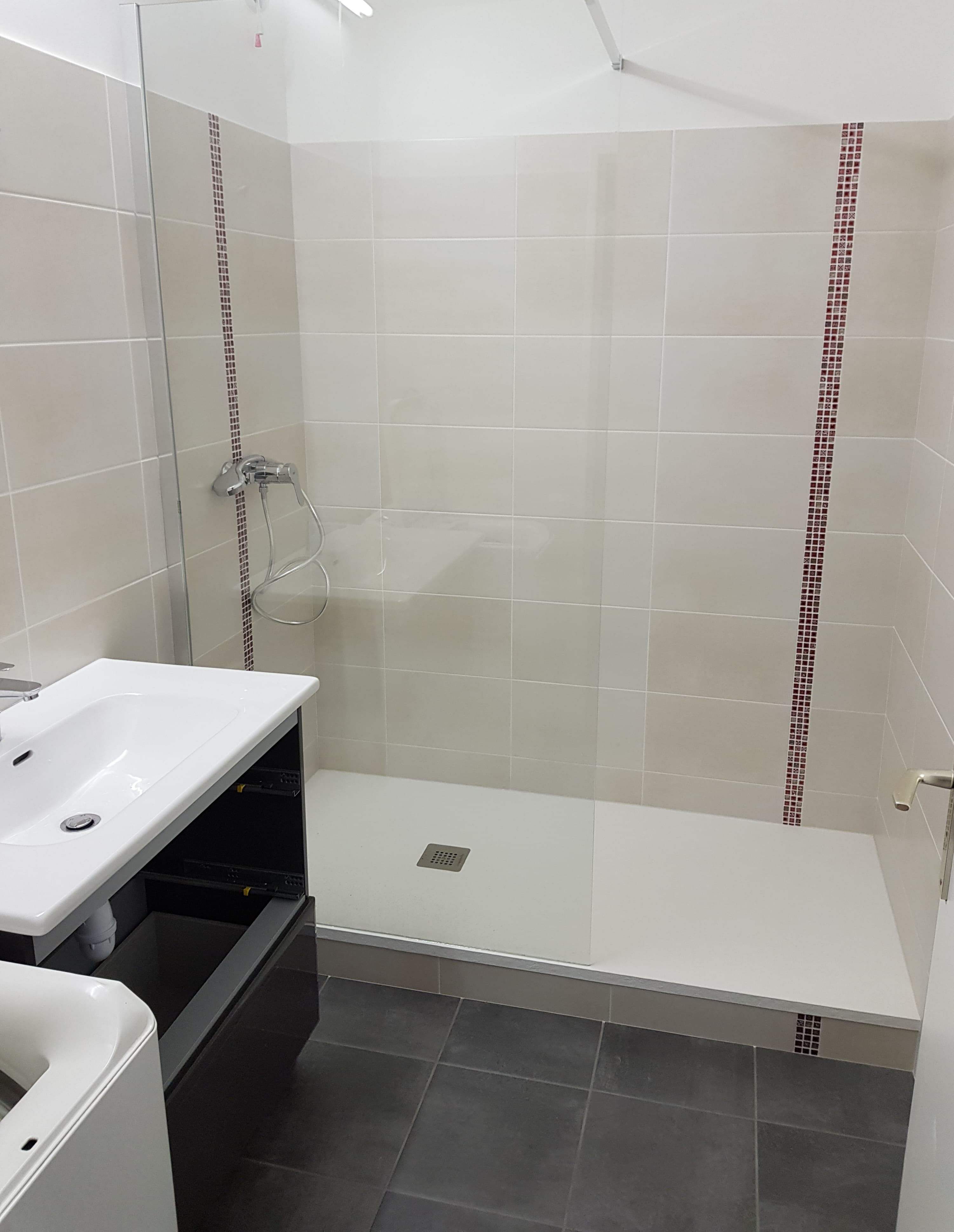 Salle de bain avec douche et frise