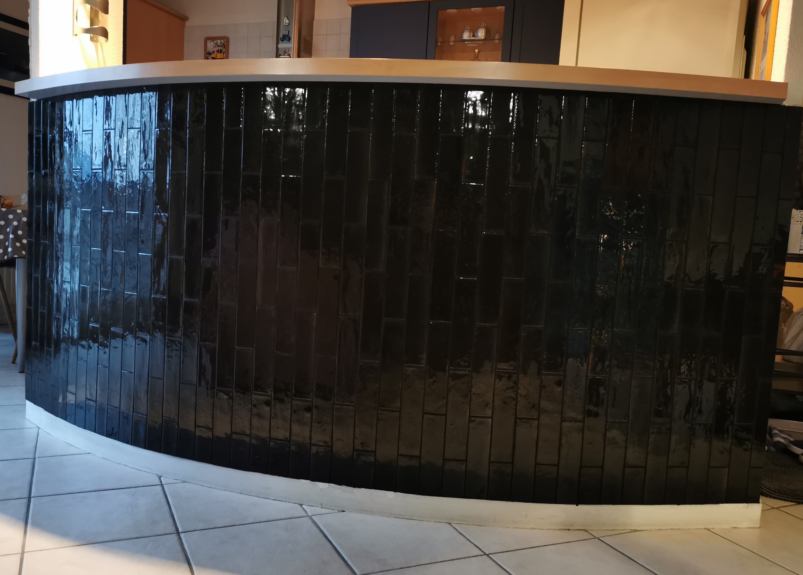 Îlot cuisine faïence noire