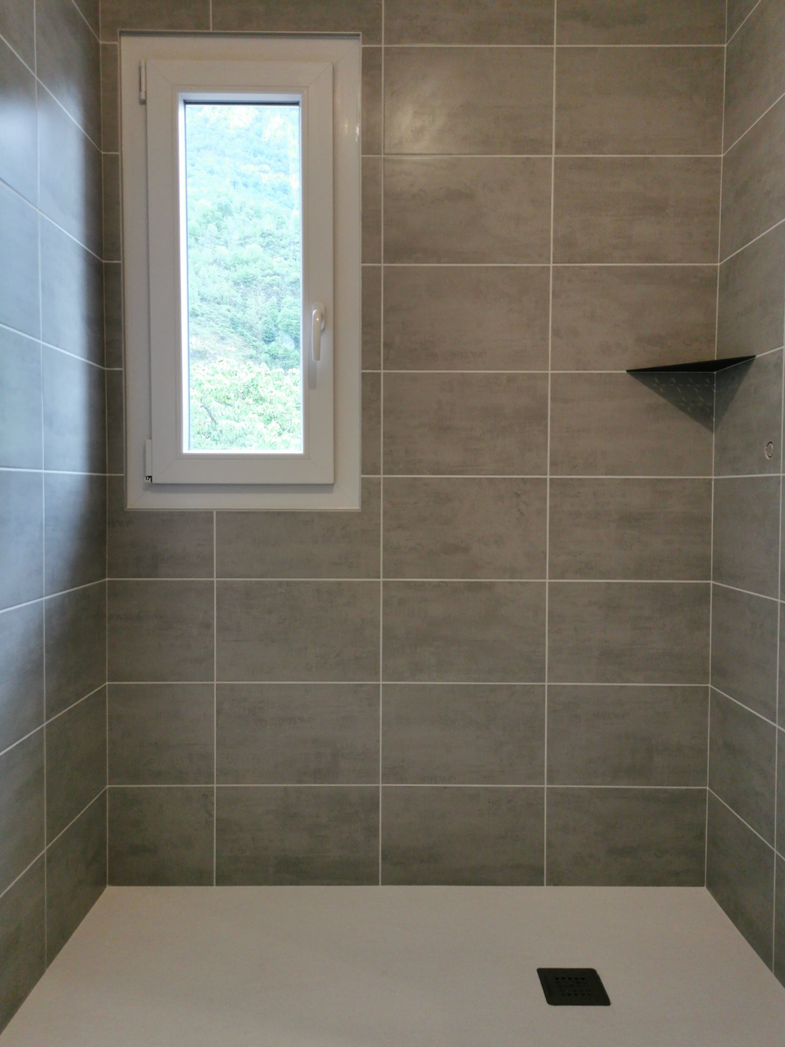 Douche à l'italienne grise