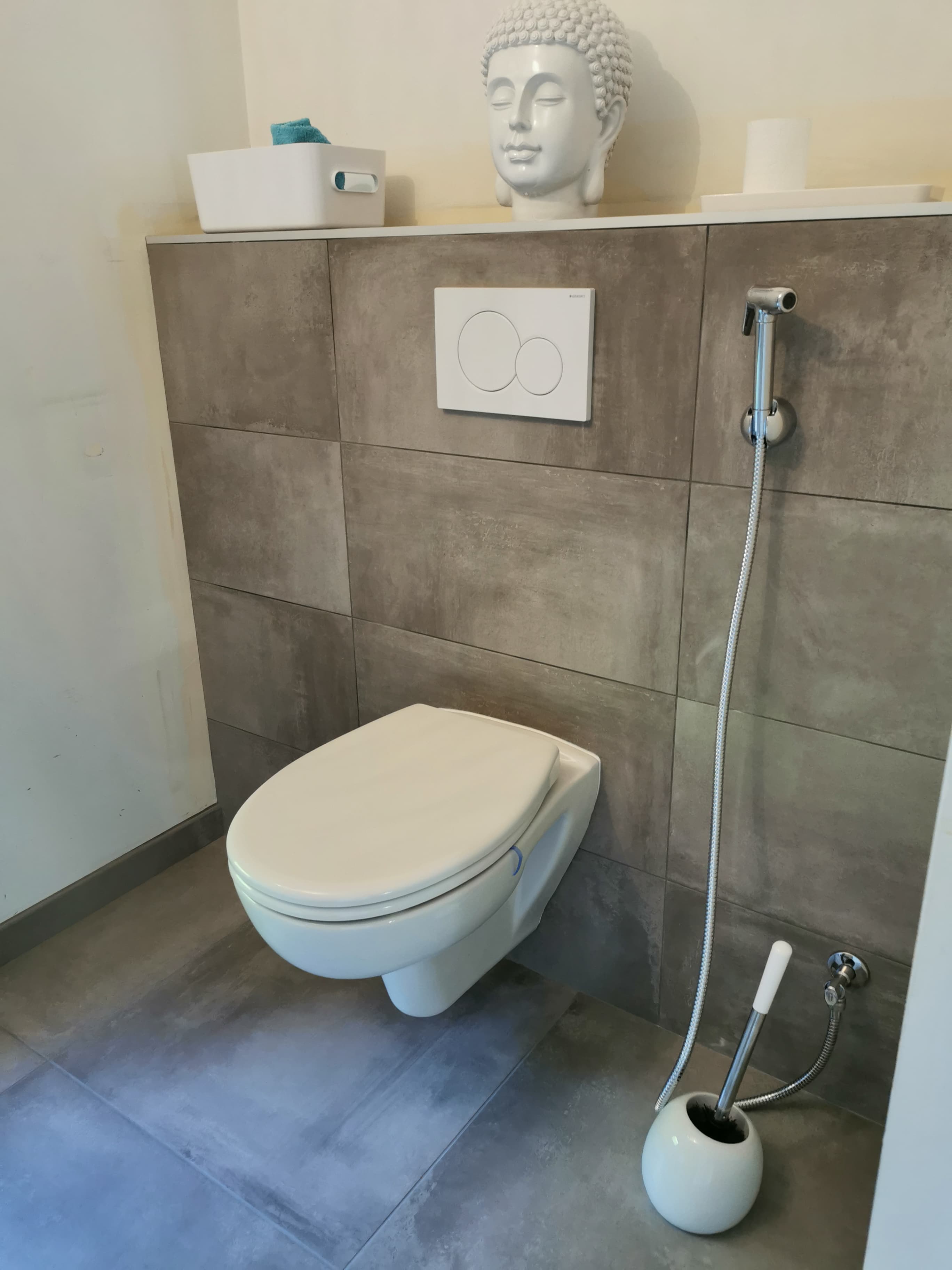 WC suspendu carrelage grand format