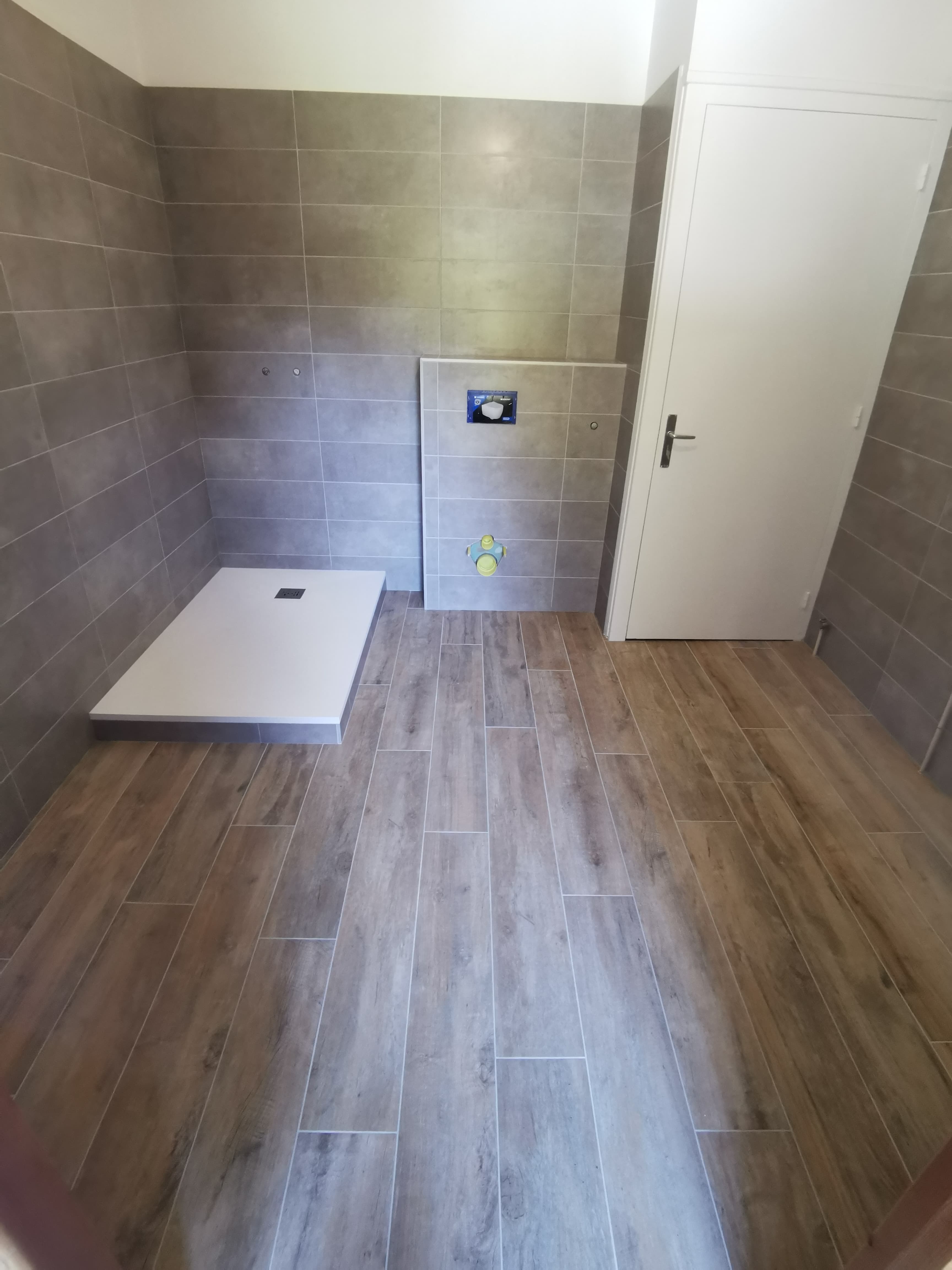 Salle de bain sol imitation bois